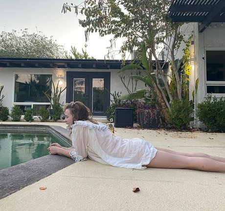 Britt Robertson star nudes photos