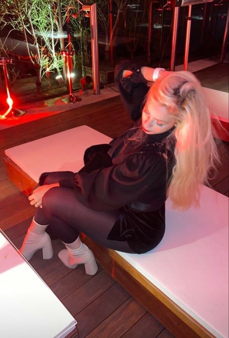 Rebecca Pavanelli star erotic pics