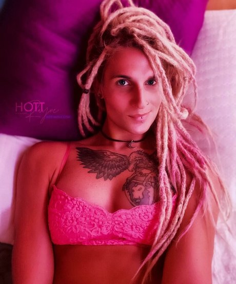 Hottrayne star erotic photos