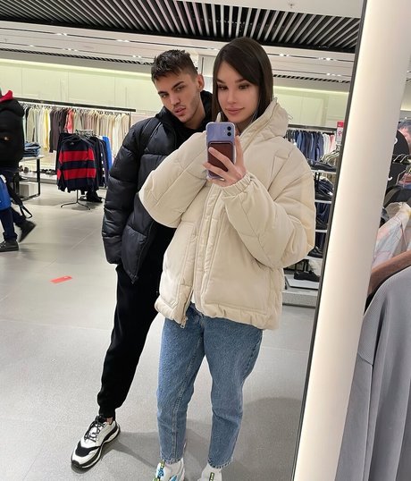 Sweet Lady Cola naked actress picture