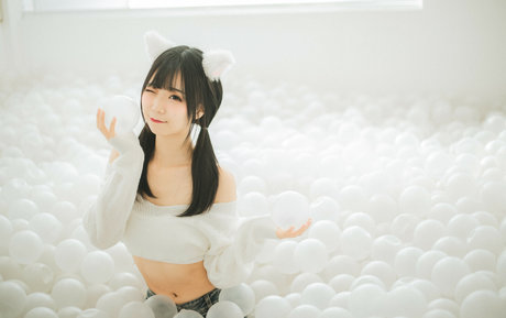 hattiecos model naked img