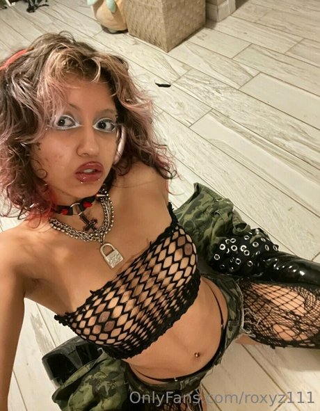 Roxyz111 model adult photos