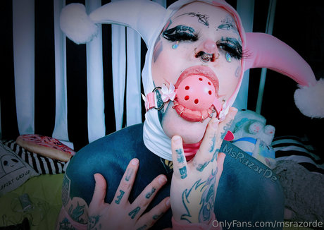 msrazorde naked model gallery