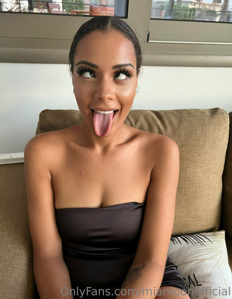 miamoonofficial model free picture