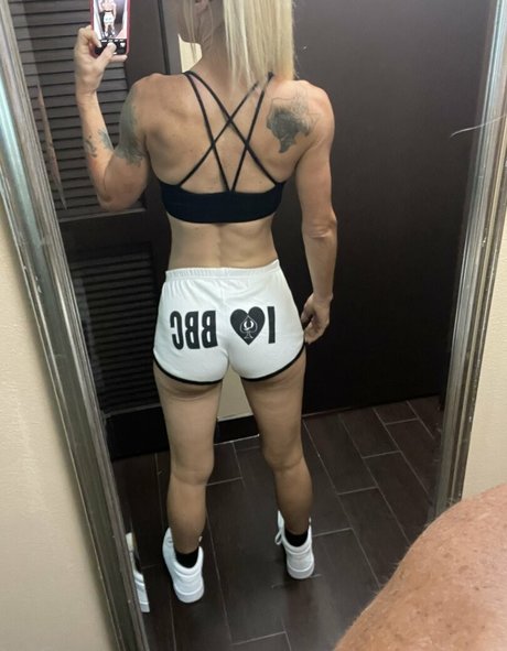 HotwifeRanch top model img