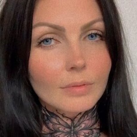 Recognise This Girl erotic model pictures