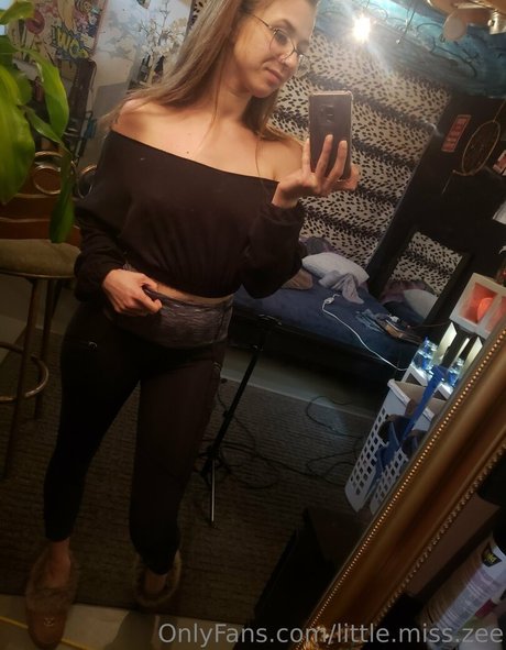 little miss zee nudes star img