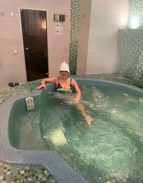 bustyyyyy naked star image