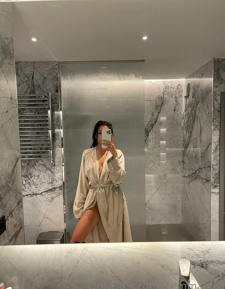 izemmaniaa model erotic photos