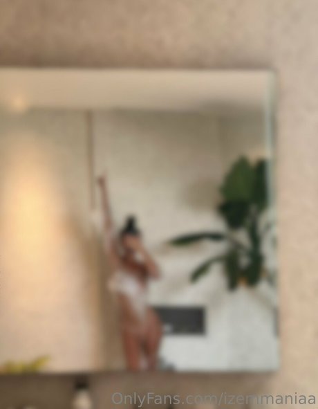 izemmaniaa naked model img