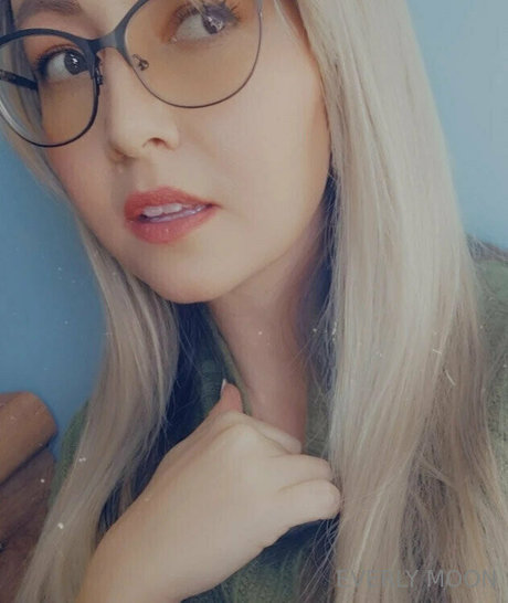 everlymoon erotic model image