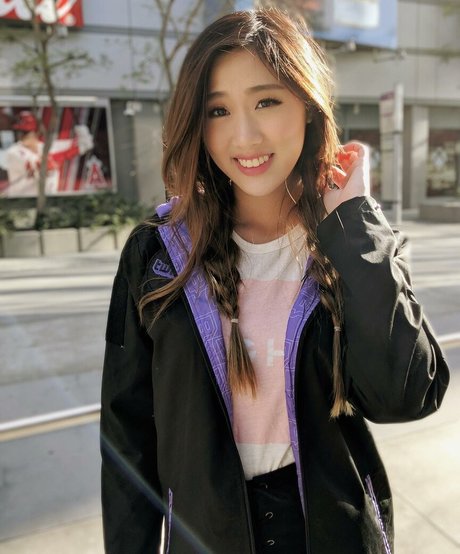 Yougelly nude pornstar image