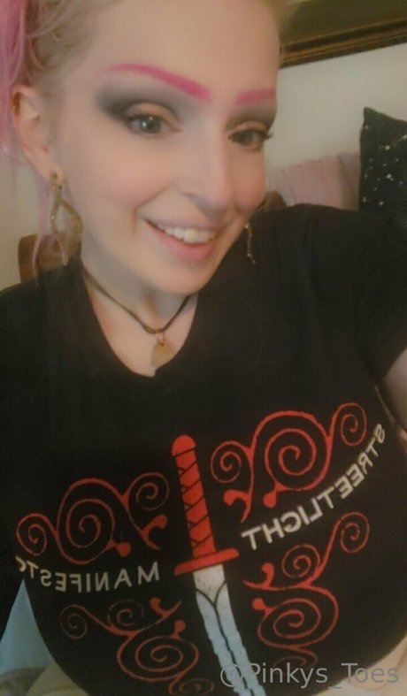pinkys toes model art pic