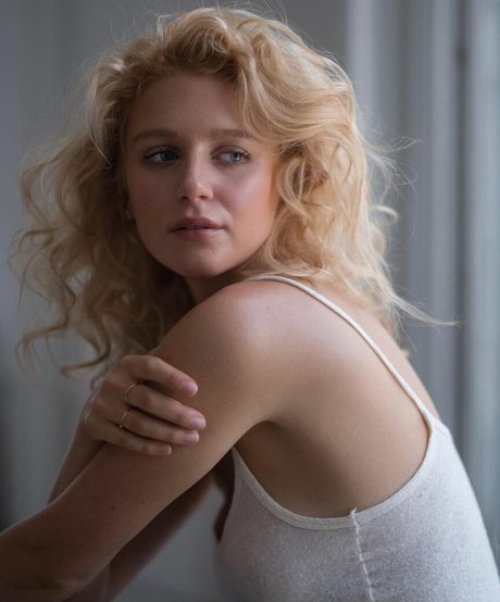 Julia Schlaepfer star hd photos