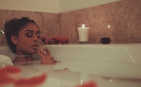 AlessiaSays adult model pic