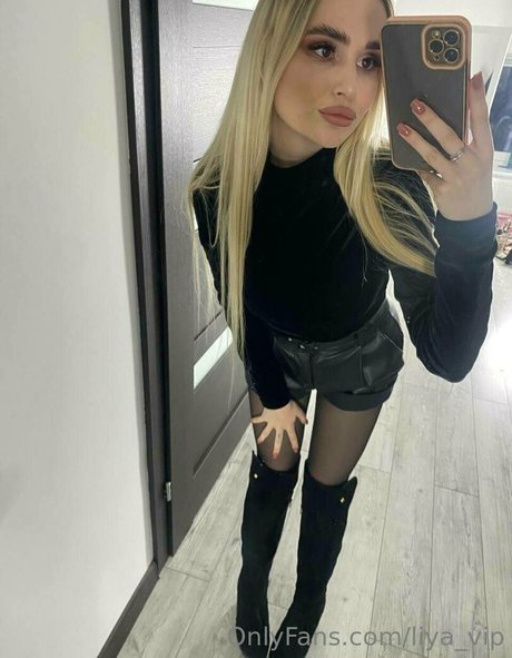 lesbian kissing onlyfans hot xxx img