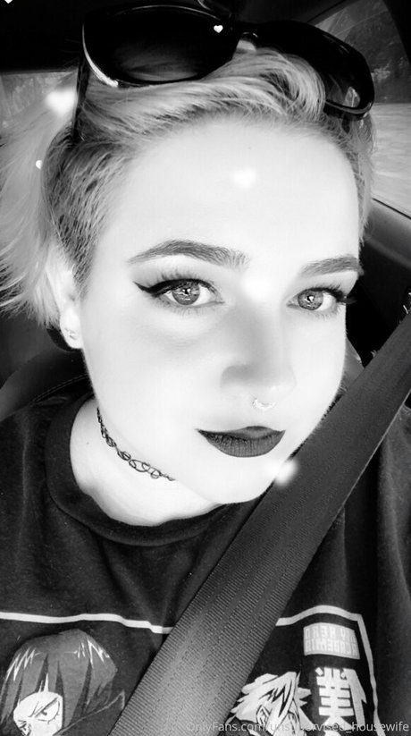 unsupervised housewife naked actress pic