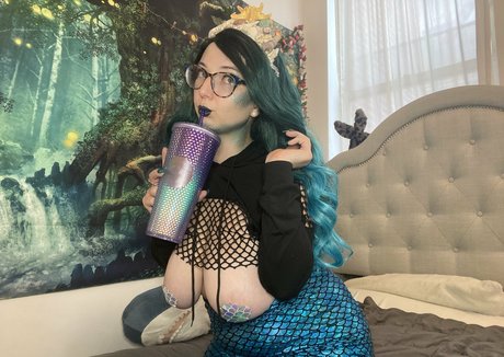 Mim Turner model naked image