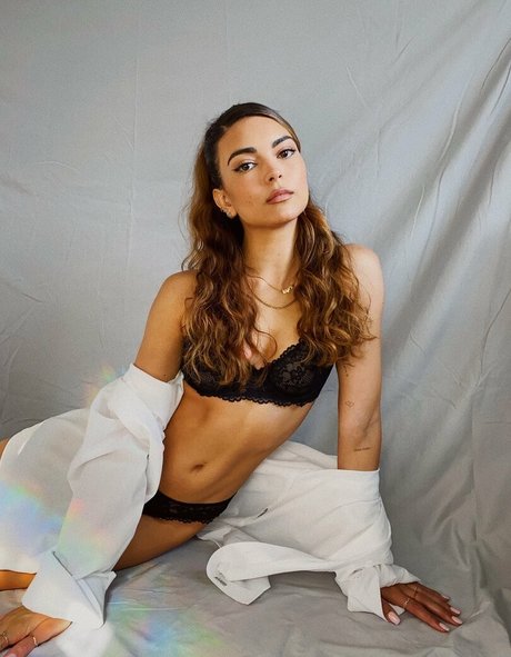 Kyra Santoro free model pics