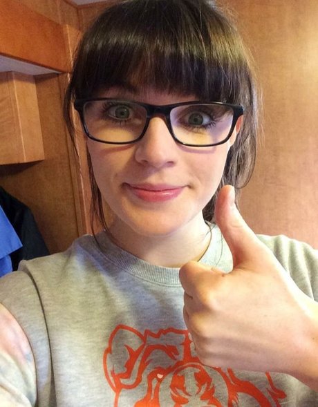 Aisling Bea art model photo