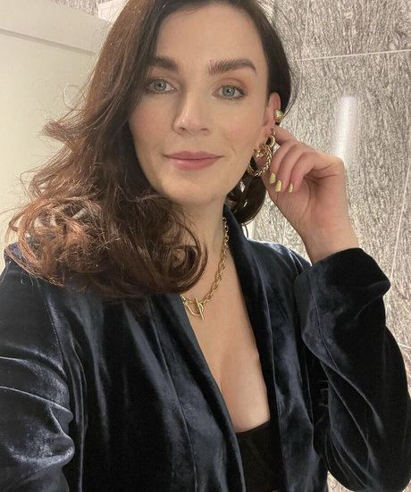 Aisling Bea actress img