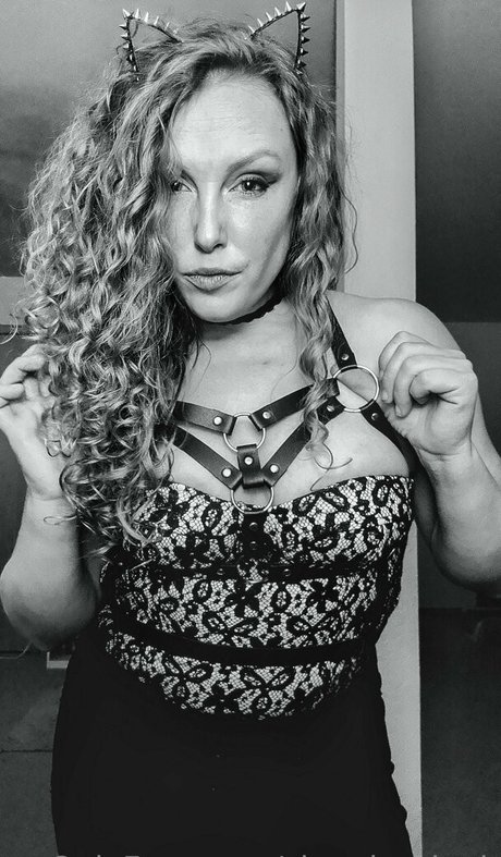 snow bunny907 erotic model picture