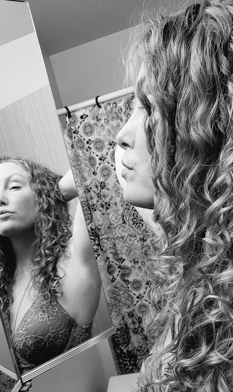 lesbian kissing onlyfans free porn img