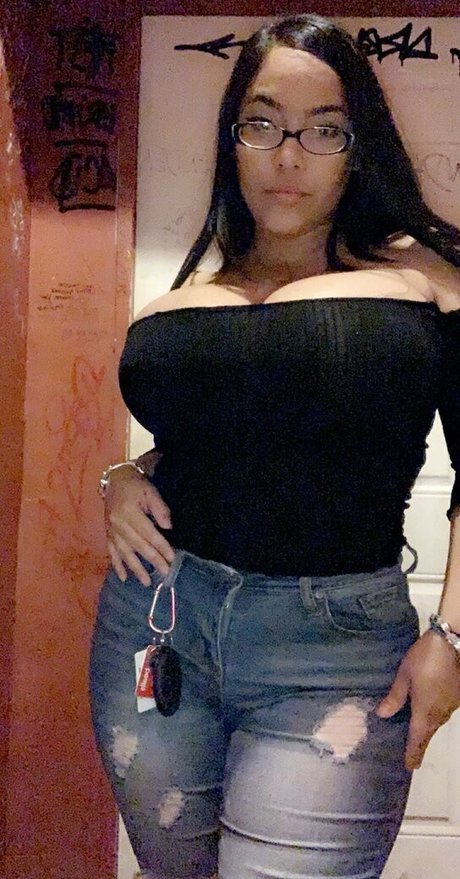 Jaki Oppai model pretty image