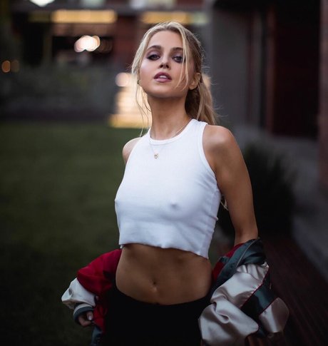 Anne Winters adult model pic