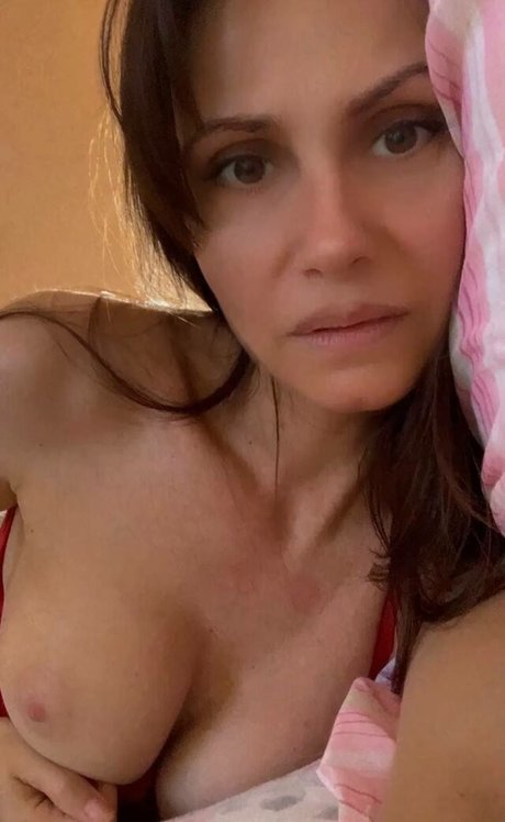 Sole Roxana model erotic gallery