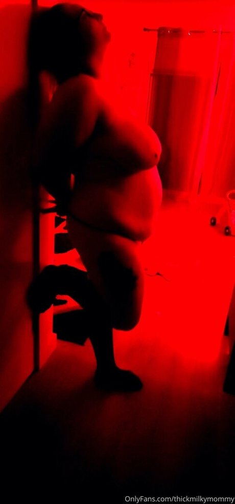 thickmilkymommy top model image