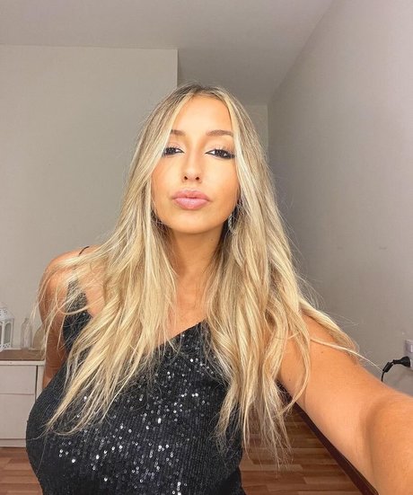 BustyAna Quick model image