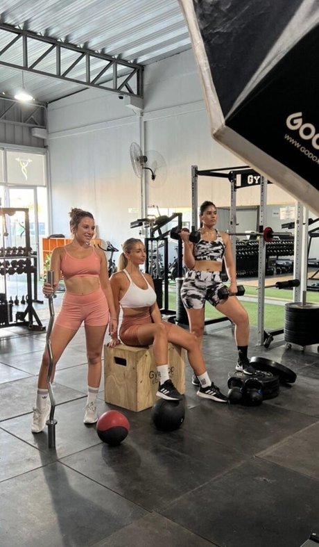 BustyAna erotic pornstar pics