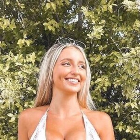 BustyAna star top pictures