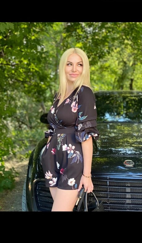 lanueta21 model naked picture