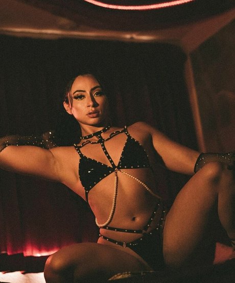 swolsmol model xxx picture