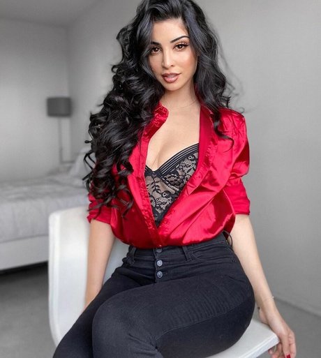 Elwa Saleh nude pornstar gallery