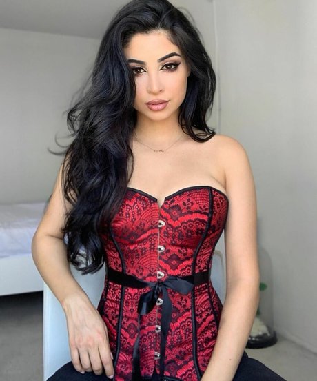 Elwa Saleh model sex archive