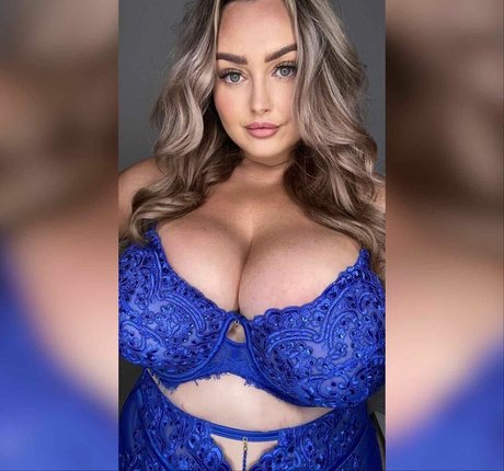 bustyholly nice star picture