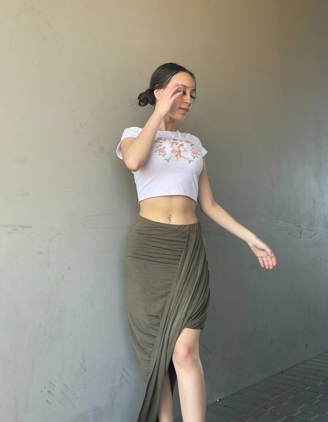 Willow Jade naked model photos