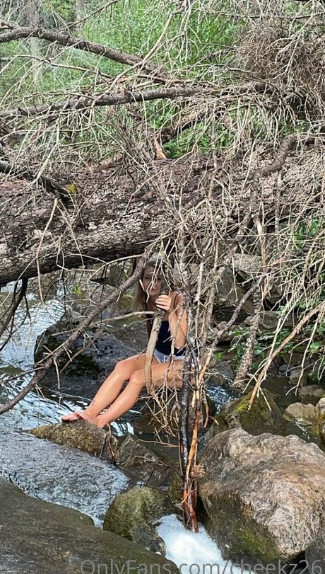 cheekz26 exclusive model pic