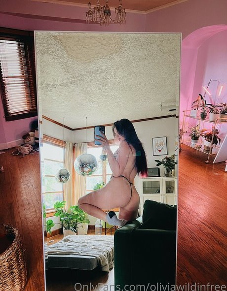 oliviawildinfree beautiful model image