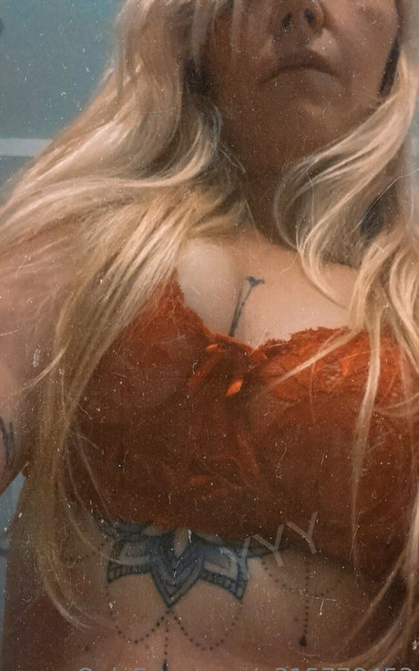 triple y model xxx photo