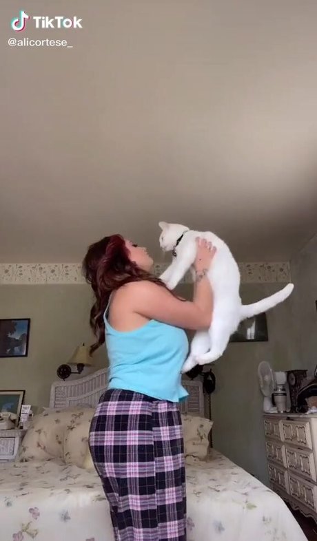 Ali Cortese nude model pic