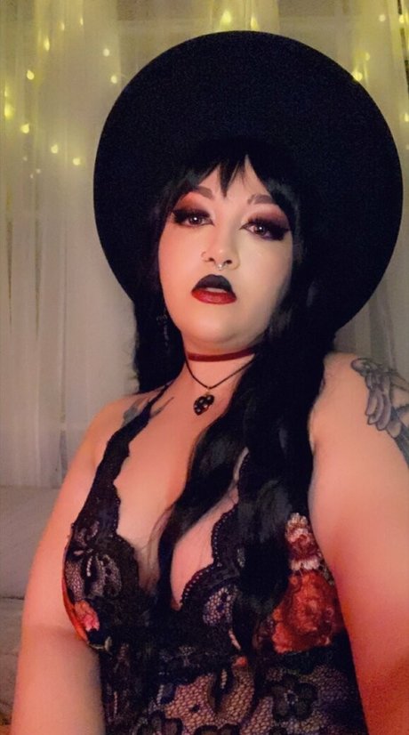 vivelavivienne exclusive model image