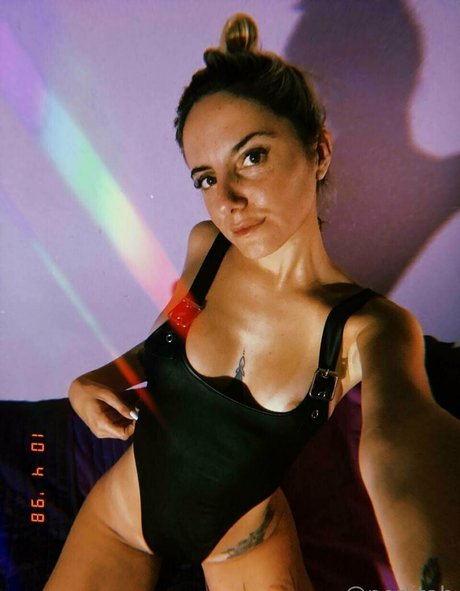 perlitah art actress pics