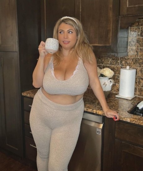 Travelling Hoppy actress picture