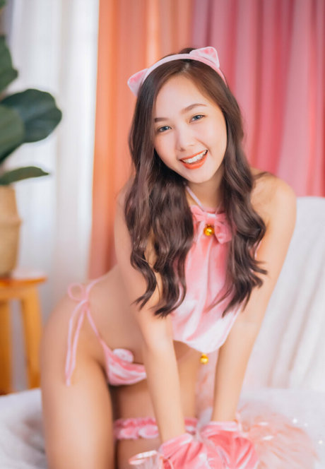 Nachpatcharawee Arjsalee sexy model pic