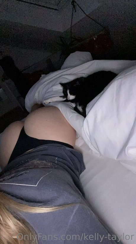 kelly taylor model sexy pic