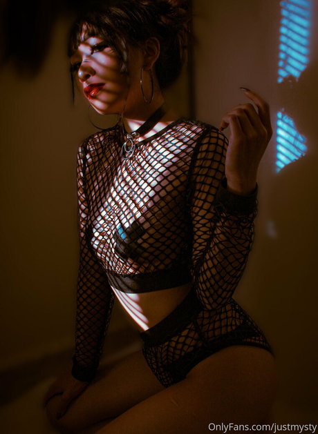 justmysty model erotic picture